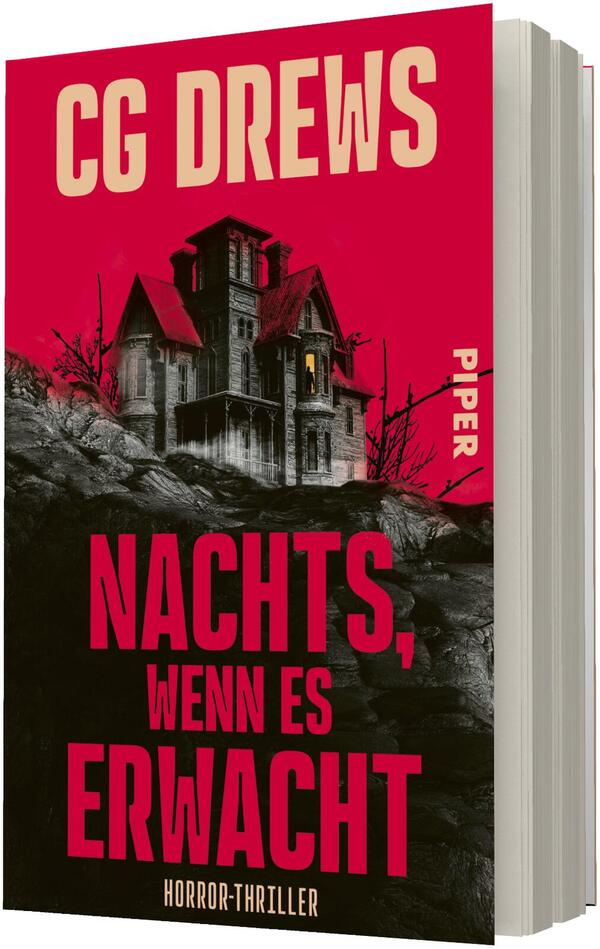 Das Buchcover zeigt den Namen „CC DREWS“ in großen, hellen Blockbuchstaben über einem knalligen Rothintergrund; mittig eine verfallene viktorianische Villa in Schwarz und Grau auf einem felsigen Hang, umgeben von kahlen Bäumen. Der Titel „NACHTS, WENN ES ERWACHT“ erscheint in kräftigen, gestapelten Großbuchstaben in Rot/Schwarz. Die Bildsprache wirkt düster, unheimlich und spannungsgeladen; am unteren Rand steht die Genrebezeichnung „Horror‑Thriller“.
