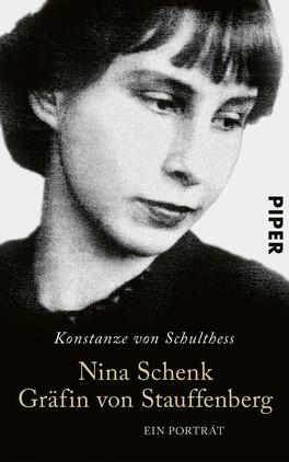 Das Buchcover zeigt ein Porträt einer Frau, die nachdenklich in einem eleganten Outfit blickt. Der Hintergrund ist in Schwarz gehalten, was die zentrale Figur betont. Der Titel „Nina Schenk Gräfin von Stauffenberg“ ist in großen, weißen Buchstaben am unteren Rand platziert, während der Untertitel „Ein Porträt“ kleiner darunter steht. Der Name der Autorin „Konstanze von Schultheß“ erscheint in feiner, heller Schrift unter dem Titel. Das Gesamtbild vermittelt eine stilvolle und ernste Atmosphäre.