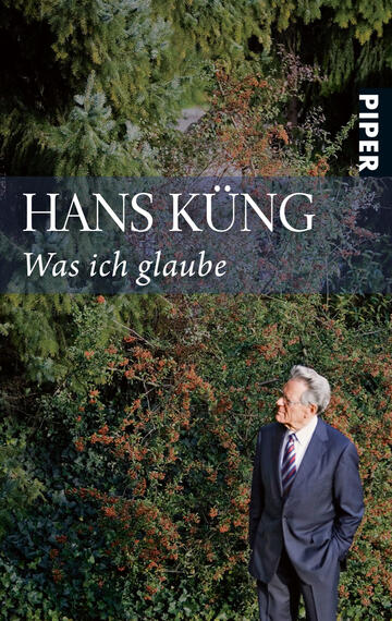 Das Buchcover zeigt einen älteren Mann in Anzug, der nachdenklich in eine natürliche Umgebung mit grünen Bäumen und buntem Blattwerk blickt. Der obere Teil des Covers ist in dunklem Blau gehalten, auf dem der Autor „HANS KÜNG“ in großen, weißen Buchstaben und der Titel „Was ich glaube“ in kleinerer, ebenfalls weißer Schrift dargestellt sind. Die Stimmung vermittelt eine Kombination aus Ernsthaftigkeit und Kontemplation.