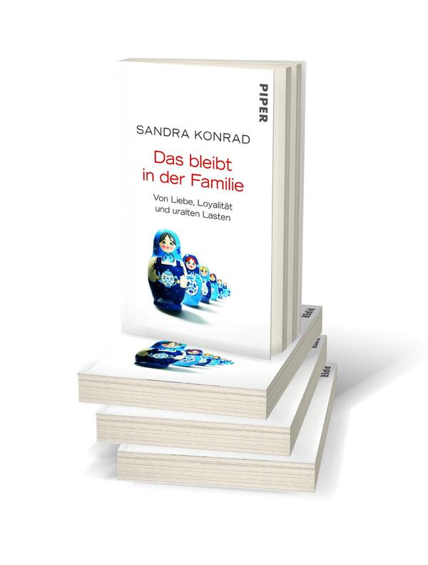 Bücherstapel des Buches „Das bleibt in der Familie“