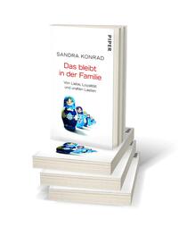 Bücherstapel des Buches „Das bleibt in der Familie“
