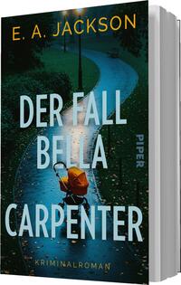 Das Buchcover zeigt einen schmalen, kurvenreichen Weg, der von üppigem, grünem Gras gesäumt ist. Bei Dämmerlicht sind Laternen zu sehen, die eine heimelige, aber auch geheimnisvolle Atmosphäre schaffen. Im Vordergrund steht ein roter Kinderwagen unter einem hellen, orangefarbenen Regenschutz. Der Titel „DER FALL BELLA CARPENTER“ und der Autor E. A. Jackson sind in großen, klaren, blauen Buchstaben angeordnet. Darunter steht das Wort „Kriminalroman“ in kleineren Buchstaben.