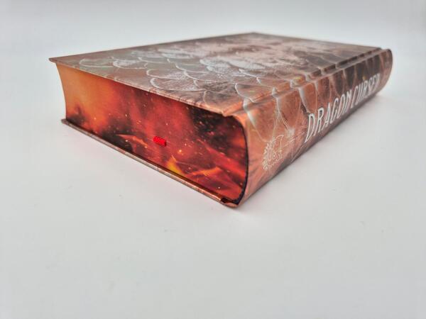Außenansicht des Buches „Dragon Cursed – Zeig keine Gnade (Deluxe-Ausgabe)“