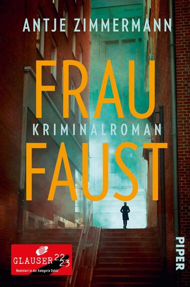 Das Buchcover zeigt eine mysteriöse urbanes Szenario mit einem schmalen Weg, umgeben von hohen, dunkelroten Backsteingebäuden. Im Hintergrund ist ein diffuses Licht zu sehen, das eine geheimnisvolle Atmosphäre schafft. Im Vordergrund steht eine silhouettierte Figur, die nachdenklich in die Ferne blickt. Der Titel „FRAU FAUST“ ist in großen, leuchtend orangefarbenen Buchstaben platziert, während darunter „Kriminalroman“ in kleinerer Schrift erscheint. Oben links befindet sich der Autorenname, Antje Zimmermann.