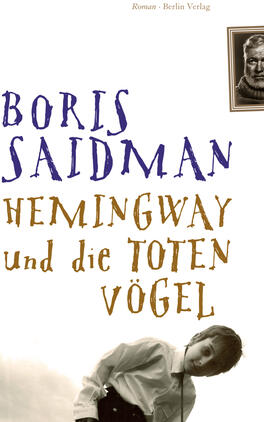 Das Buchcover zeigt einen Jungen in Schwarz-Weiß, der nachdenklich auf eine Weise der Traurigkeit wirkt. Oberhalb des Bildes steht der Titel „HEMINGWAY und die TOTEN Vögel“ in auffälliger, gelber Schrift, darunter der Autor „BORIS SAIDMAN“ in einer verspielten, lila Schrift. Das Cover vermittelt eine melancholische Atmosphäre und weist eine klare, gut lesbare Typografie auf. Ein kleines Bild eines älteren Mannes ist in der oberen rechten Ecke platziert, was einen Bezug zu literarischen Themen schafft.