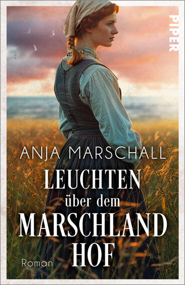 Das Buchcover zeigt eine junge Frau in seitlicher Rückenansicht in traditioneller, dunkler Tracht und Zopf, stehend in einem goldenen, wellenden Feld vor rosa-orangem Abendhimmel. Großflächige, weiße Titel- und Autorenangaben: oben „ANJA MARSCHALL“, mittig in großen Versalien „LEUCHTEN über dem MARSCHLAND HOF“. Sachliche, ruhige Atmosphäre, warme Farben.