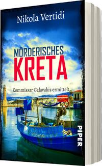 Das Buchcover zeigt eine malerische Küstenlandschaft mit einem blauen Fischerboot im Vordergrund. Der Hintergrund ist geprägt von einem klaren, blauen Himmel, dessen Farben von hellen zu dunkleren Blau- und Grautönen übergehen. Der Titel „Mörderisches Kreta“ steht in großen, kräftigen roten Buchstaben im oberen Bereich, während der Autorennname „Nikola Vertidi“ dezent oben rechts platziert ist. Unter dem Titel findet sich der Zusatz „Kommissar Galavakis ermittelt“ in schlichter, weißer Schrift. Die Atmosphäre des Covers vermittelt Spannung und Geheimnis.