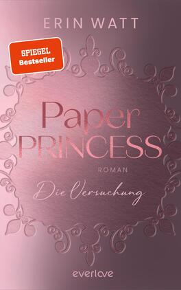 Paper Princess Das Buchcover zeigt einen sanften, roséfarbenen Hintergrund mit einem eleganten, goldrosa verzierten Rahmen, der den Titel „Paper Princess“ in auffälliger, geschwungener Schriftart präsentiert. Darunter steht „Roman“ in einer schlichteren Schrift. Der Untertitel „Die Versuchung“ ist in einer feinen, kursive Schrift gehalten. Oben im linken Eck ist ein rotes Emblem mit dem Text „SPIEGEL Bestseller“ platziert. Der Verlag ist in dezentem Weiß am unteren Rand zu sehen. Die gesamte Gestaltung vermittelt einen Hauch von Romantik und Luxus.