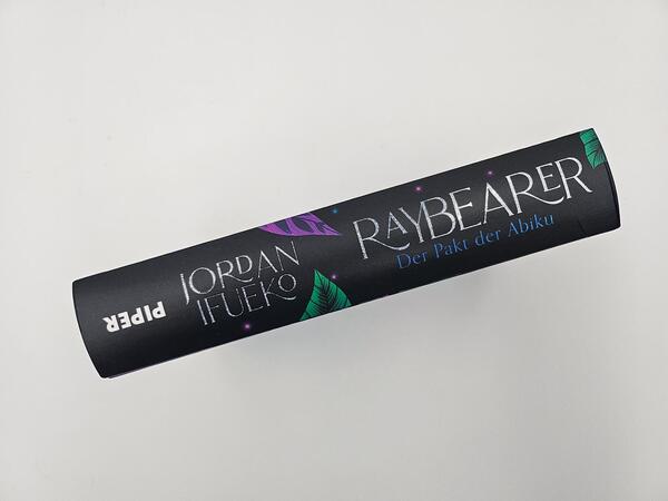Außenansicht des Buches „Raybearer – Der Pakt der Abiku“