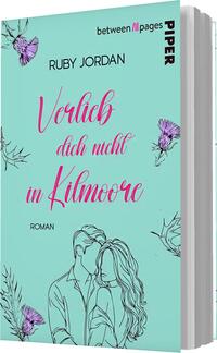 Das Buchcover zeigt einen sanften, mintgrünen Hintergrund. In der Mitte sind zwei stilisierte Figuren abgebildet, die einander zugewandt sind, mit sanften Linien in Schwarz. Über den Figuren steht in pinkfarbener, geschwungener Schrift der Titel „Verlieb dich nicht in Kilmoore“. Oberhalb des Titels ist der Autorenname „Ruby Jordan“ in einer klaren, schwarzen Schrift platziert. Am oberen Rand befindet sich das Label „between/all pages PIPER“. Das Cover vermittelt eine romantische und einladende Atmosphäre.