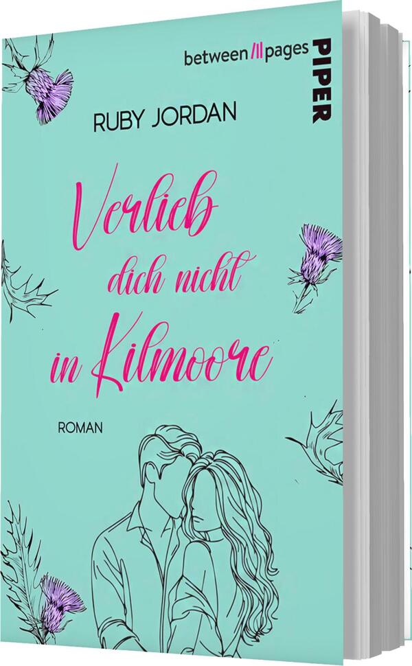 Das Buchcover zeigt einen sanften, mintgrünen Hintergrund. In der Mitte sind zwei stilisierte Figuren abgebildet, die einander zugewandt sind, mit sanften Linien in Schwarz. Über den Figuren steht in pinkfarbener, geschwungener Schrift der Titel „Verlieb dich nicht in Kilmoore“. Oberhalb des Titels ist der Autorenname „Ruby Jordan“ in einer klaren, schwarzen Schrift platziert. Am oberen Rand befindet sich das Label „between/all pages PIPER“. Das Cover vermittelt eine romantische und einladende Atmosphäre.