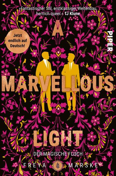 Das Buchcover zeigt einen schwarzen Hintergrund, der mit bunten floralen Mustern in Lila, Pink und Gelb verziert ist. In der Mitte stehen zwei silhouettenhafte Figuren in Anzügen, eine gelb und eine weiß, die miteinander interagieren. Der Titel „A MARVELLOUS LIGHT“ ist in großen, glitzernden goldenen Buchstaben hervorgehoben, während der Untertitel „DER MAGISCHE FLUCH“ in schlichter, weißer Schrift darunter steht. Oben befindet sich der Hinweis „Jetzt endlich auf Deutsch!“. Der Autorenname „FREYA MARSKE“ ist am unteren Rand des Covers platziert.
