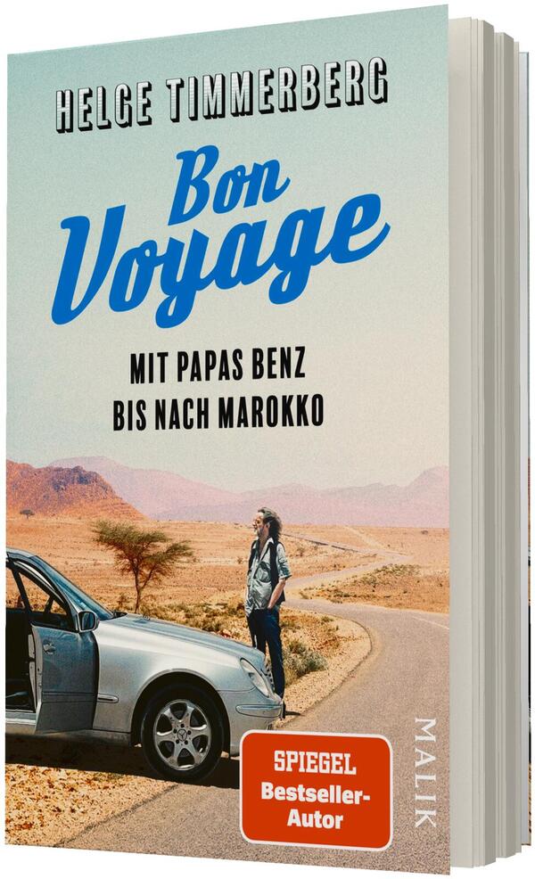 Das Buchcover zeigt eine Straßenszene in trockenem Wüstenland, im Vordergrund ein geöffnetes silbernes Auto, daneben stehend ein Mann mit Rucksack, Blick zur Ferne. Im oberen Bereich auf hellem Himmel groß der Titel „Bon Voyage“ in blauer, geschwungener Typografie, darüber der Autor „Helge Timmerberg“ in schwarz-weißer Großbuchstaben, darunter der Untertitel „Mit Papas Benz bis nach Marokko“. Unten rechts ein roter Button mit weißer Aufschrift „SPIEGEL Bestseller-Autor“.