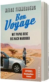 Das Buchcover zeigt eine Straßenszene in trockenem Wüstenland, im Vordergrund ein geöffnetes silbernes Auto, daneben stehend ein Mann mit Rucksack, Blick zur Ferne. Im oberen Bereich auf hellem Himmel groß der Titel „Bon Voyage“ in blauer, geschwungener Typografie, darüber der Autor „Helge Timmerberg“ in schwarz-weißer Großbuchstaben, darunter der Untertitel „Mit Papas Benz bis nach Marokko“. Unten rechts ein roter Button mit weißer Aufschrift „SPIEGEL Bestseller-Autor“.