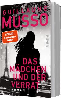 Das Buchcover zeigt eine schwarzweiß-Photographie einer Frau als dunkle Silhouette vor verschwommenem Pariser Hintergrund mit dem Eiffelturm; der Gesamteindruck ist düster und spannungsgeladen. Großflächige, fuchsiafarbene Großbuchstaben nennen Autor „Guillaume Musso“ und Titel „Das Mädchen und der Verrat“. Ein orangefarbener Aufkleber/Button trägt den Text „SPIEGEL Bestseller-Autor“. Unten steht in kleiner Schrift „Roman“.
