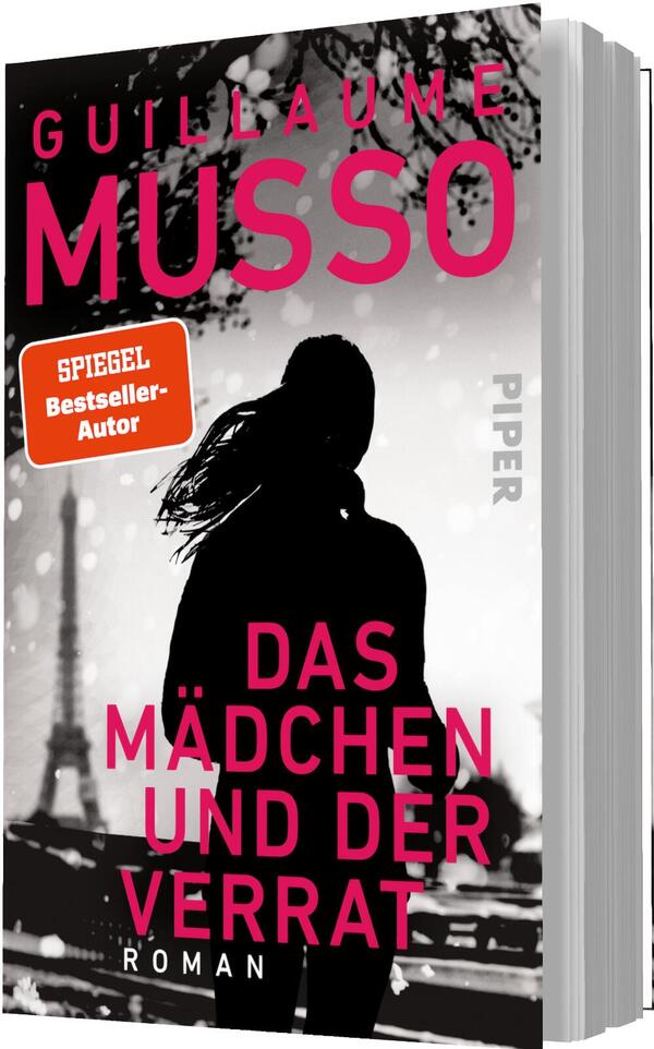 Das Buchcover zeigt eine schwarzweiß-Photographie einer Frau als dunkle Silhouette vor verschwommenem Pariser Hintergrund mit dem Eiffelturm; der Gesamteindruck ist düster und spannungsgeladen. Großflächige, fuchsiafarbene Großbuchstaben nennen Autor „Guillaume Musso“ und Titel „Das Mädchen und der Verrat“. Ein orangefarbener Aufkleber/Button trägt den Text „SPIEGEL Bestseller-Autor“. Unten steht in kleiner Schrift „Roman“.