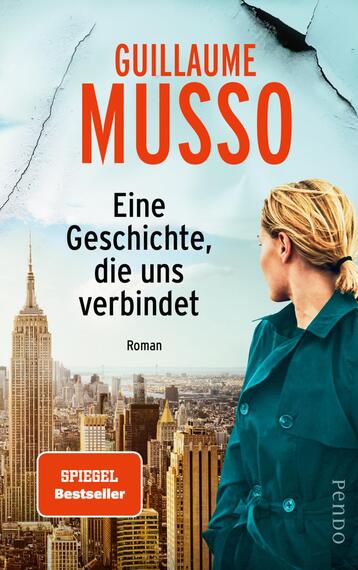 Das Buchcover zeigt im Hintergrund die Skyline von New York mit dem markanten Empire State Building. Im Vordergrund ist eine Frau mit blonden, lockigen Haaren und einem Türkisen Stoffmantel zu sehen, die in Richtung der Stadt blickt. Der Titel „GUILLAME MUSSO“ ist in großen, auffälligen, orangefarbenen Buchstaben platziert, während der Untertitel „Eine Geschichte, die uns verbindet“ in schwarzer Schrift darunter steht. Am unteren Rand ist ein rotes Feld mit dem Text „SPIEGEL Bestseller“ zu finden.