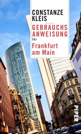 Das Buchcover zeigt eine moderne Stadtszene mit hohen, gläsernen Wolkenkratzern, die in den Himmel ragen, und historischen Gebäuden im Vordergrund. Der Himmel wirkt hellblau und strahlt eine freundliche Atmosphäre aus. Der Titel „Gebrauchsanweisung für Frankfurt am Main“ ist in großer, roter Schrift deutlich sichtbar, während der Name der Autorin „Constanze Kleis“ in schwarzer Schrift darüber platziert ist. Die Verwendung von typografischen Kontrasten verleiht dem Cover Dynamik.