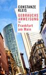 Das Buchcover zeigt eine moderne Stadtszene mit hohen, gläsernen Wolkenkratzern, die in den Himmel ragen, und historischen Gebäuden im Vordergrund. Der Himmel wirkt hellblau und strahlt eine freundliche Atmosphäre aus. Der Titel „Gebrauchsanweisung für Frankfurt am Main“ ist in großer, roter Schrift deutlich sichtbar, während der Name der Autorin „Constanze Kleis“ in schwarzer Schrift darüber platziert ist. Die Verwendung von typografischen Kontrasten verleiht dem Cover Dynamik.