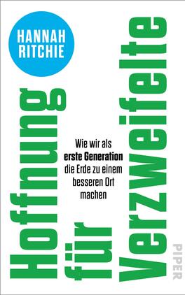 Das Buchcover zeigt einen klaren, modernen Stil mit einem weißen Hintergrund. In großen, auffälligen, grünen Buchstaben steht der Titel „Hoffnung für Verzweifelte“ vertikal und horizontal angeordnet. Darunter in kleinerer, schwarzer Schrift befindet sich der Untertitel „Wie wir als erste Generation die Erde zu einem besseren Ort machen“. Oben rechts ist ein blauer Kreis mit dem Namen der Autorin „Hannah Ritchie“ in weißen Buchstaben platziert. Die Gesamtatmosphäre vermittelt Optimismus und Handlungsdrang.
