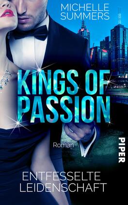 Das Buchcover zeigt ein stilvolles, romantisches Motiv in blauen und schwarzen Farbtönen. In der Mitte steht der Titel „KINGS OF PASSION“ in großen, auffälligen Buchstaben. Unterhalb des Titels befindet sich der Untertitel „ENTFESSELTE LEIDENSCHAFT“ in kleinerer Schrift. Die Autorin „MICHELLE SUMMERS“ ist oben rechts platziert. Im Hintergrund sind moderne Hochhäuser und Stadtlichter zu sehen, die eine lebendige Atmosphäre vermitteln. Eine elegante Frau und ein Mann in formeller Kleidung schmiegen sich aneinander, was Intimität und Leidenschaft suggeriert.