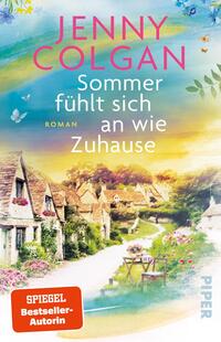 Das Buchcover zeigt eine malerische Dorfansicht mit kleinen, charmanten Häusern und üppigem Grün, das in sanften Farbtönen von Blau, Gelb und Grün gehalten ist. Der Titel „Sommer fühlt sich an wie Zuhause“ ist in großen, auffälligen pinken Buchstaben platziert, während der Name der Autorin Jenny Colgan in stilvollem Rosa darüber steht. Der Schriftzug „SPIEGEL Bestseller-Autorin“ ist in dezenten Buchstaben am unteren Rand zu finden. Die gesamte Gestaltung vermittelt eine einladende, sommerliche Atmosphäre.