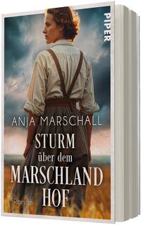 Das Buchcover zeigt eine junge Frau in historischer Kleidung, halb im Profil, mit beiger, hochgekrempelter Bluse, braunen Hosenträgern und dunklem Rock, die in einen dramatisch bewölkten, sturmverhangenen Himmel blickt. Im Vordergrund goldene Marschgras-Töne. Farbpalette: kalte Blau- und Grautöne kontrastiert mit warmen Erdtönen. Oben mittig erscheint der Autorenname Anja Marschall in dünner Versal-Sans, der Titel „Sturm über dem Marschlandhof“ in großer weißer Serifenschrift; unten kleingedruckt „Roman“.