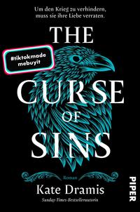 Das Buchcover zeigt einen schwarzen Hintergrund, vor dem ein stilisierter, türkisfarbener Vogel, vermutlich ein Rabe, im oberen Bereich angeordnet ist. Der Titel „THE CURSE OF SINS“ ist in großen, weißen Buchstaben gestaltet und verleiht dem Cover eine dramatische Wirkung. Darunter steht in kleinerer Schrift „Roman“ sowie der Name der Autorin, Kate Dramis, ergänzt durch den Hinweis „Sunday-Times-Bestsellerautorin“. Oben links befindet sich ein markierter Bereich mit dem Text „#tiktokmade mebuyit“ in einem weißen Kasten.