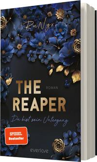 Das Buchcover zeigt einen dunklen Hintergrund, geschmückt mit blühenden, großflächigen floralen Motiven in Blau, Gold und Weiß. Im oberen Drittel ist der Schriftzug „RuNyx“ in einer eleganten, verschnörkelten Schrift platziert. In der Mitte dominieren die Worten „THE REAPER“ in großer, goldener Schrift, darunter steht in kleinerer, schwarzer Schrift „Roman“. Der Untertitel „Du bist sein Untergang“ ist ebenfalls sichtbar, was eine düstere Stimmung vermittelt. Ein runder Hinweis weist auf eine Leseempfehlung ab 18 Jahren hin.