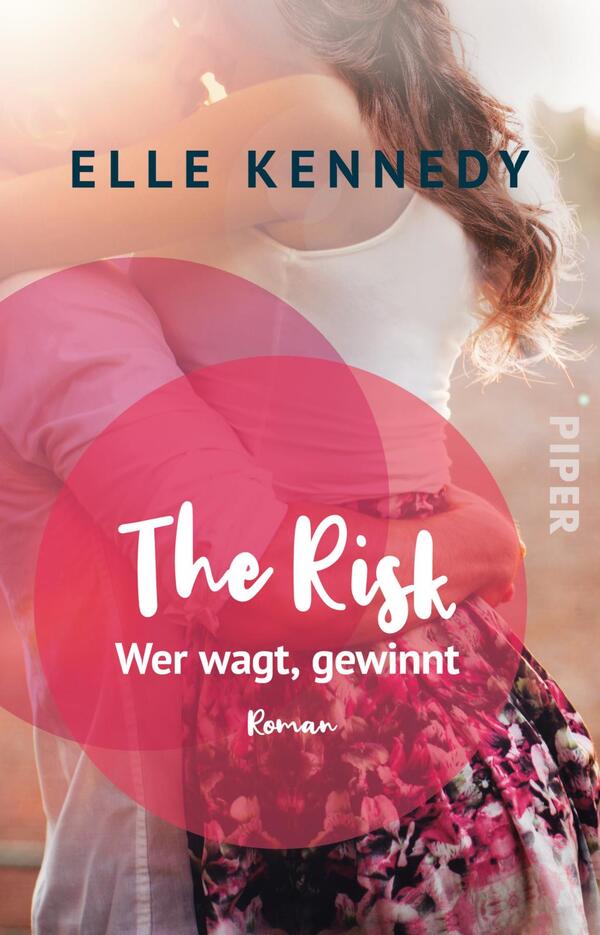 Das Buchcover zeigt ein romantisches Paar, das in einer Umarmung zueinander steht. Die zentralen Farben sind sanfte Rottöne und rosafarbene Nuancen, die eine warme Atmosphäre schaffen. Im Vordergrund ist der Titel „The Risk“ in verspielter, weißer Schrift platziert, darunter der Untertitel „Wer wagt, gewinnt“ in einer klaren Schriftart. Der Autorname „Elle Kennedy“ steht oben in dunklem Blau. Am rechten Rand ist das Verlagslogo „PIPER“ zu sehen.