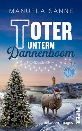 Das Buchcover zeigt eine winterliche Nordsee-Landschaft mit einem dekorierten Weihnachtsbaum im Vordergrund. Im Hintergrund ist ein Leuchtturm entlang der Küste zu sehen. Der Titel „Tofer unterm Dannenboom“ erscheint in großen, weißen Buchstaben, wobei „Tofer“ in einer verschnörkelten Schriftart hervorgehoben ist. Unter dem Titel steht der Zusatz „Nordsee-Krimi“. Die Farben sind überwiegend sanftes Blau und Weiß, was eine ruhige, festliche Atmosphäre vermittelt. Das Cover enthält zudem ein grafisches Element in Form eines Wollknäuels.