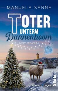 Das Buchcover zeigt eine winterliche Nordsee-Landschaft mit einem dekorierten Weihnachtsbaum im Vordergrund. Im Hintergrund ist ein Leuchtturm entlang der Küste zu sehen. Der Titel „Tofer unterm Dannenboom“ erscheint in großen, weißen Buchstaben, wobei „Tofer“ in einer verschnörkelten Schriftart hervorgehoben ist. Unter dem Titel steht der Zusatz „Nordsee-Krimi“. Die Farben sind überwiegend sanftes Blau und Weiß, was eine ruhige, festliche Atmosphäre vermittelt. Das Cover enthält zudem ein grafisches Element in Form eines Wollknäuels.
