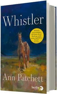 Das Buchcover zeigt vor einem tiefblauen Nachthimmel ein gemaltes Pferd in warmen Braun- und Ockertönen, das frontal in eine weite, leicht verschwommene Landschaft blickt. Groß oben der Titel „Whistler“ in weißer Serifenschrift, unten die Autorin „Ann Patchett“ und klein das Wort „Roman“. Rechts mittig ein gelber Kreis mit Zitat: „Einfach unverzichtbar. Ich kann dieses Buch gar nicht genug empfehlen. – Bonnie Garmus“.