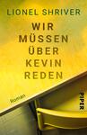 Das Buchcover zeigt eine schlichte, hellgelbe Tischoberfläche, die von einer leuchtend gelben Stuhllehne ergänzt wird. In der Mitte sind die großen, kräftigen Worte „WIR MÜSSEN ÜBER KEVIN REDEN“ in dunkelbrauner Schrift angeordnet. Der Name der Autorin, Lionel Shriver, steht oben in grünem Schriftzug, während das Wort „Roman“ in kleinerer Schriftgröße ebenfalls in dunkelbraun rechts unten platziert ist. Die Gesamtatmosphäre vermittelt einen klaren, direkten Ansatz.