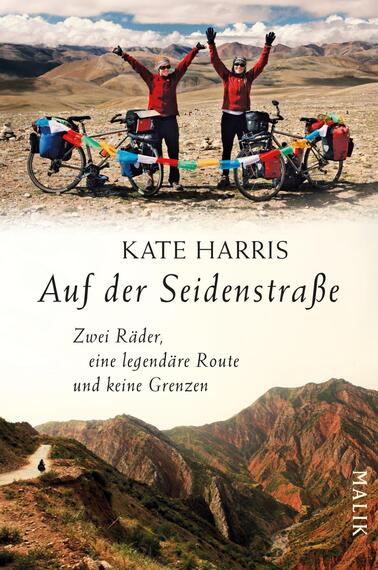 Das Buchcover zeigt zwei Radfahrerinnen in roten Jacken, die auf einer Gebirgslandschaft stehen. Im Hintergrund erstrecken sich weite, sanfte Hügel unter einem klaren Himmel. Der Titel „Auf der Seidenstraße“ ist in eleganter, schwarzer Schrift platziert, während der Untertitel „Zwei Räder, eine legendäre Route und keine Grenzen“ in kleinerer Schrift darunter steht. Der Autorenname, Kate Harris, steht prominent darüber. Die warmen Farben vermitteln ein Gefühl von Abenteuer und Freiheit.