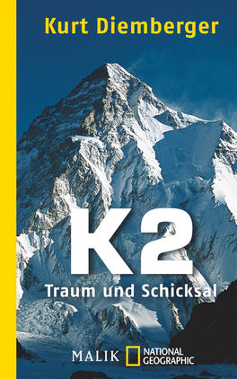 Das Buchcover zeigt eine beeindruckende Berglandschaft mit dem K2 im Vordergrund, dessen schneebedeckte Gipfel kraftvoll und majestätisch wirken. Der Hintergrund ist in kühlen Blautönen gehalten, die die Erhabenheit des Berges unterstreichen. Im oberen Bereich steht der Name des Autors „Kurt Diemberger“ in weißer Schrift. Zentral ist der Titel „K2“ in großen, weißen Buchstaben, darunter steht der Untertitel „Traum und Schicksal“ in kleinerer Schrift. Der Buchrücken ist in einem kräftigen Gelb gestaltet, was einen starken Kontrast zur Bildkomposition bildet.
