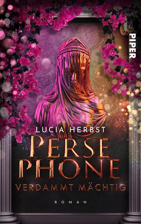 Das Buchcover zeigt eine stilisierte Statue, die eine weibliche Figur mit langen, fließenden Gewändern darstellt. Die Statue ist in kräftigen Rosa- und Violetttönen gehalten und wird von floralen Elementen umrahmt, die in sanften Grüntönen hervortreten. Der Titel „PERSEPHONE“ ist in großen, goldenen Buchstaben platziert und zieht sofort die Aufmerksamkeit auf sich. Darunter steht der Zusatz „VERDAMMT MÄCHTIG“ in etwas kleinerer Schrift. Der Name der Autorin „Lucia Herbst“ ist elegant darüber platziert. Der Hintergrund ist dunkel und verleiht dem Cover eine mystische Atmosphäre.