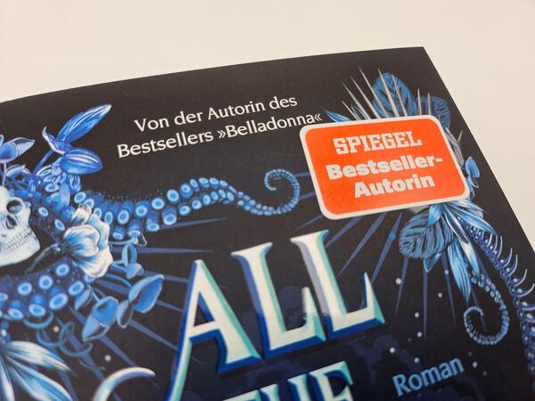 Außenansicht des Buches „All the Stars and Teeth“