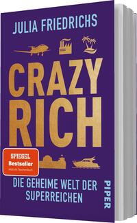 Das Buchcover zeigt einen kräftig lila Hintergrund, auf dem der Titel „CRAZY RICH“ in großen, goldenen Buchstaben hervorsticht. Darunter steht in kleinerer Schrift „DIE GEHEIME WELT DER SUPEREICHEN“ in Blau. Am unteren Rand befindet sich ein rotes Feld mit dem Aufdruck „Spiegel Bestseller“ und dem Hinweis „Jetzt als Taschenbuch“. Grafische Elemente wie ein Helikopter, Palmen und Boote sind dezent angeordnet, was eine luxuriöse Atmosphäre vermittelt.
