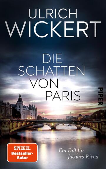 Das Buchcover zeigt eine nächtliche, nächte Paris Szene mit einer Brücke im Vordergrund und historischen Gebäuden im Hintergrund. Der Himmel ist in dunklen Blautönen gehalten und wird von sanften Lichtreflexen durchzogen. Der Titel „DIE SCHATTEN VON PARIS“ in großer, heller Schrift steht prominent in der Mitte, gefolgt vom Autorennamen „ULRICH WICKERT“ darüber. Am unteren Rand befindet sich der Hinweis „Ein Fall für Jacques Ricou“. Der Schriftzug „SPIEGEL Bestseller-Autor“ ist in rot hervorgehoben.