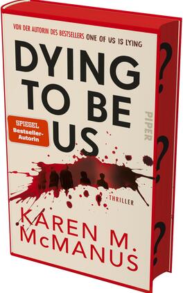 Das Buchcover zeigt einen hellbeigen Hintergrund mit großem, schwarz gesetztem Titel „DYING TO BE US“, darüber in Rot der Hinweis „VON DER AUTORIN DES BESTSELLERS ONE OF US IS LYING“. Unter dem Titel ein rotbrauner Blutfleck mit Silhouetten fünferer Personen und der Genrebezeichnung „THRILLER“. Autorin „KAREN M. McMANUS“ in großen roten Versalien. Auf dem Buchrücken rote Kante mit schwarzen Fragezeichen.