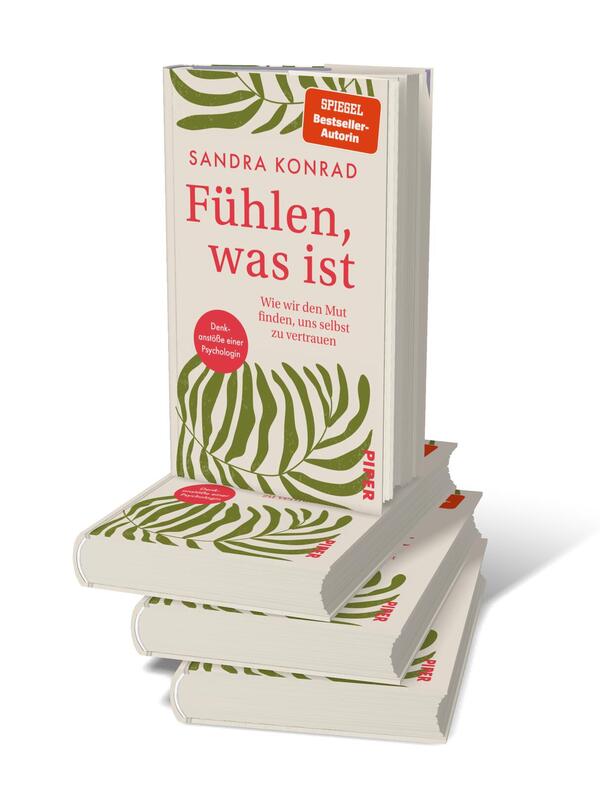 Bücherstapel des Buches „Fühlen, was ist“