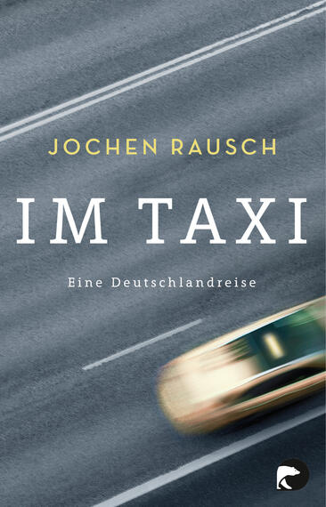 Das Buchcover zeigt eine unscharfe Darstellung einer Straße mit einem vorbeifahrenden Taxi, das in hellen Farben gehalten ist. Der Hintergrund ist in grauen und blauen Tönen gehalten, was eine dynamische Atmosphäre erzeugt. Der Titel „IM TAXI“ ist in großen, weißen Buchstaben zentriert platziert, darunter steht der Untertitel „Eine Deutschlandreise“ in kleinerer Schrift. Der Name des Autors, Jochen Rausch, ist in einem goldenen Farbton oberhalb des Titels zu sehen.