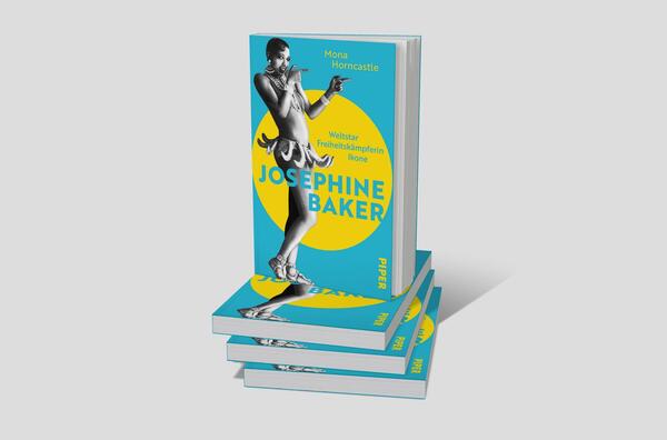 Bücherstapel des Buches „Josephine Baker“