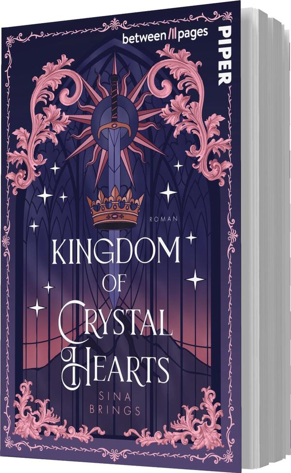 Das Buchcover zeigt eine fantasievolle Darstellung mit einem großen, kunstvoll gestalteten kaiserlichen Symbol aus Sonnenstrahlen und einer Krone in der oberen Hälfte. Der Hintergrund ist in sanften Farbtönen von Blau und Lila gehalten, ergänzt durch zarte rosa Verzierungen. Der Titel „KINGDOM OF CRYSTAL HEARTS“ ist in eleganter Schriftart zentral platziert, während der Autorname „SINA BRINGS“ in einer kleineren Schrift darunter erscheint. Die Gesamtatmosphäre vermittelt ein Gefühl von Magie und Abenteuer.