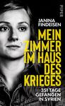 Das Buchcover zeigt das Porträt einer nachdenklich blickenden Frau in Schwarz-Weiß, eingerahmt von kräftigen gelben Schriften. Der Titel „Mein Zimmer im Haus des Krieges“ ist groß und auffällig in der Mitte platziert, während darunter in kleinerer Schrift „351 Tage gefangen in Syrien“ steht. Der Name der Autorin, Janina Findeisen, befindet sich oben links. Die Farbkontraste und die düstere Mimik erzeugen eine eindringliche und nachdenkliche Atmosphäre.