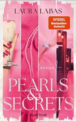 Das Buchcover zeigt vertikale Bildstreifen vor dominant rosa Hintergrund: links eine Hand mit rosafarbenen Nägeln, die ein Sektglas hält, daneben Perlenkette, ein glitzernder Diamantring und rechts nächtliche Stadtlichter an einer Straßenlaterne. Oben steht der Autorenname LAURA LABAS, groß und in Versalien, der Titel „PEARLS & SECRETS“ in großer weißer eleganter Serifenschrift. Ein orangefarbener Button trägt den Text „SPIEGEL Bestseller-Autorin“. Glamouröse, geheimnisvolle Stimmung.