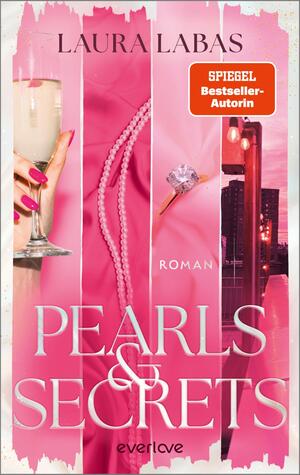 Das Buchcover zeigt vertikale Bildstreifen vor dominant rosa Hintergrund: links eine Hand mit rosafarbenen Nägeln, die ein Sektglas hält, daneben Perlenkette, ein glitzernder Diamantring und rechts nächtliche Stadtlichter an einer Straßenlaterne. Oben steht der Autorenname LAURA LABAS, groß und in Versalien, der Titel „PEARLS & SECRETS“ in großer weißer eleganter Serifenschrift. Ein orangefarbener Button trägt den Text „SPIEGEL Bestseller-Autorin“. Glamouröse, geheimnisvolle Stimmung.