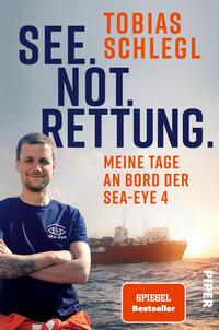 Das Buchcover zeigt einen Mann mit kurzem, dunkelblondem Haar, der in einem blauen T-Shirt mit dem Logo „sea-eye“ steht. Im Hintergrund ist ein Schiff auf rauer See zu sehen, vor einem hellen, orangefarbenen Himmel. Die Titelworte „SEE. NOT. RETTUNG.“ sind in großen, kräftigen orangefarbenen und blauen Buchstaben angeordnet. Darunter steht in kleineren, roten Buchstaben „Meine Tage an Bord der SEA-EYE 4“. Oben links ist der Autor Tobias Schlegl in schwarzer Schrift platziert.