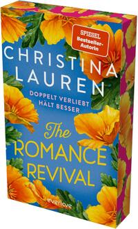 Das Buchcover zeigt einen leuchtend blauen Hintergrund mit großen orange-gelben Blumen und grünen Blättern am Rand. Oben steht in weißen Großbuchstaben der Autorinnenname „CHRISTINA LAUREN“, darunter klein die rote Auszeichnung „SPIEGEL Bestseller-Autorin“. Mittig in weißer Schrift der Untertitel „DOPPELT VERLIEBT HÄLT BESSER“, darunter der gelbe Titel „The ROMANCE REVIVAL“ in verspielter Typografie. Stimmung: sommerlich, freundlich und romantisch.